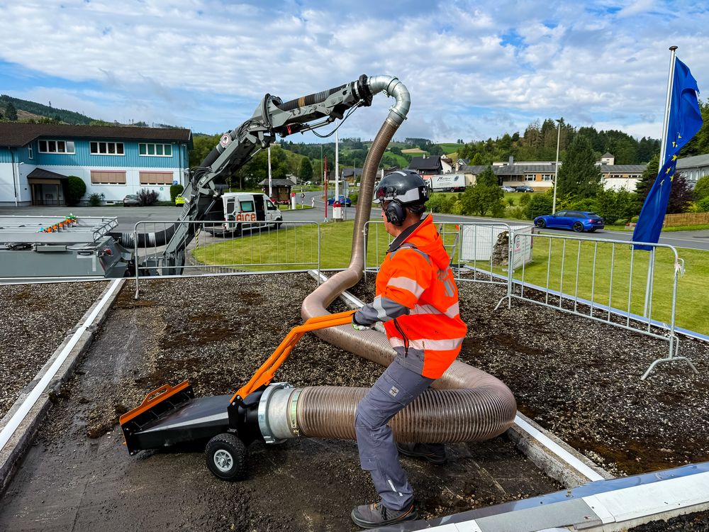 Emptying a process tank